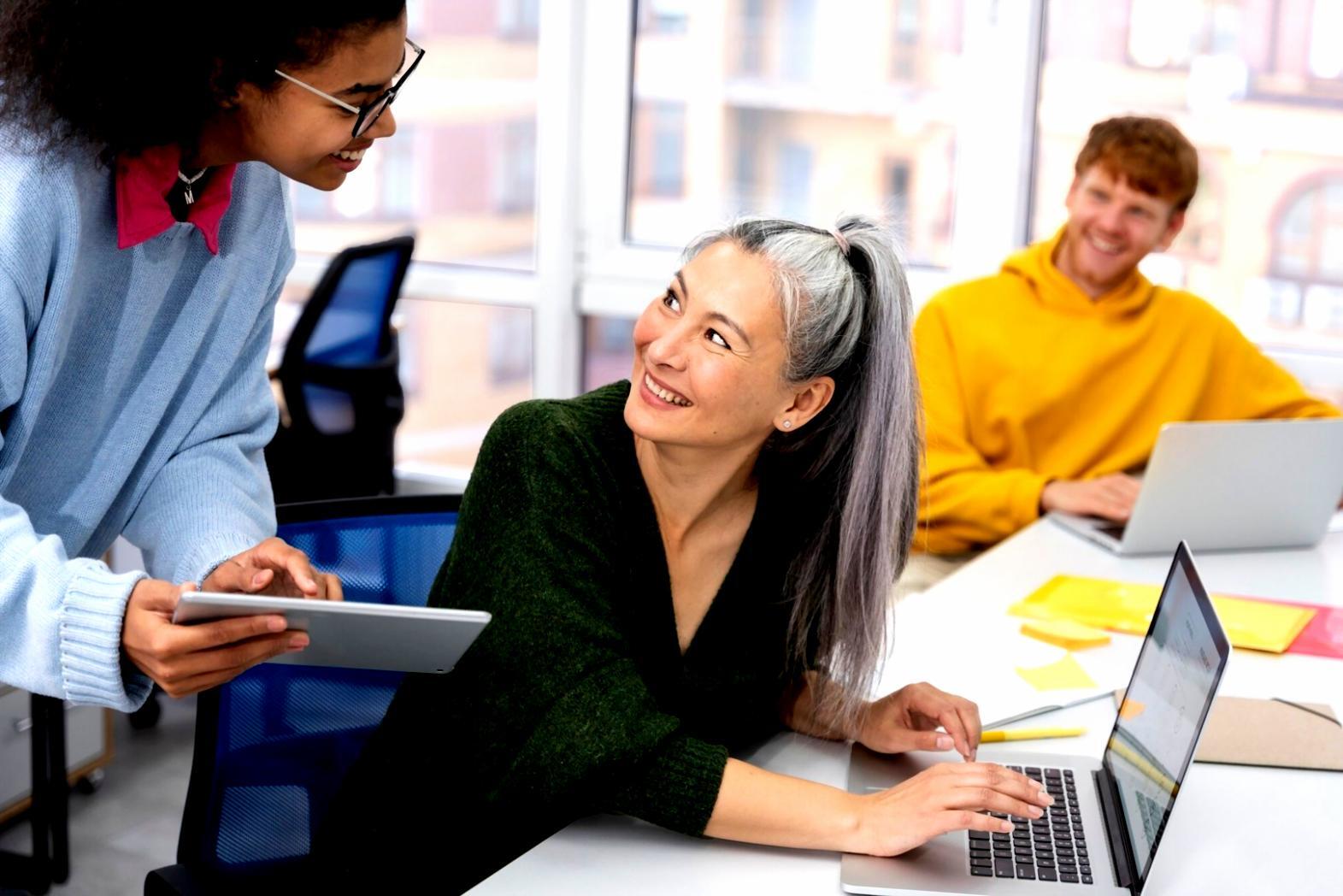Intensive Workshop-Atmosphäre mit Teilnehmern bei der Finanzmodellierung