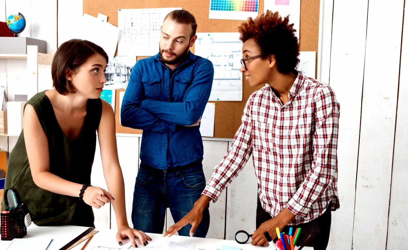 Finanzanalyst arbeitet mit komplexen Datenmodellen und Prognosen am Computer