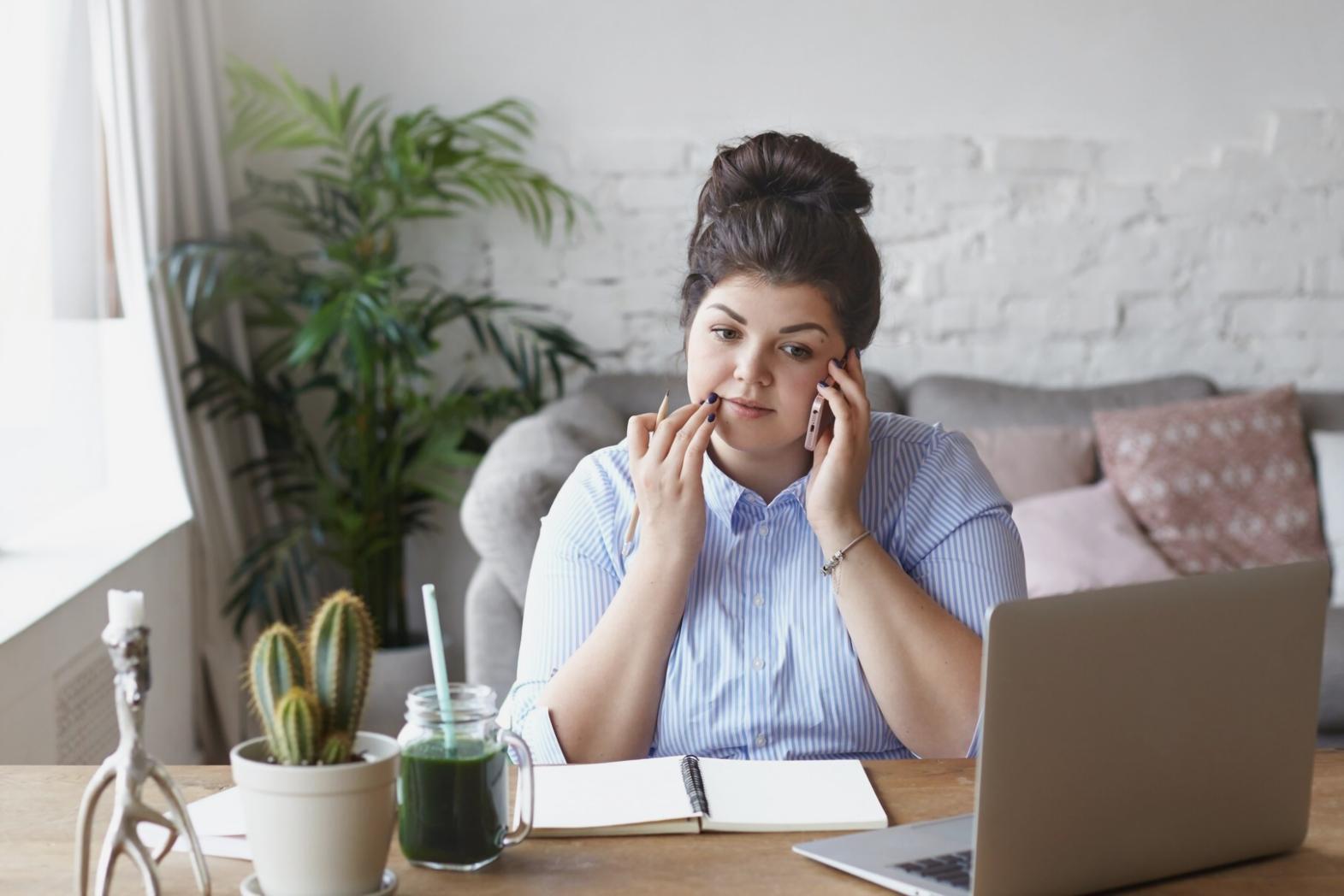 Moderner Arbeitsplatz mit Finanzanalysen und Budgetplanungsunterlagen auf dem Schreibtisch