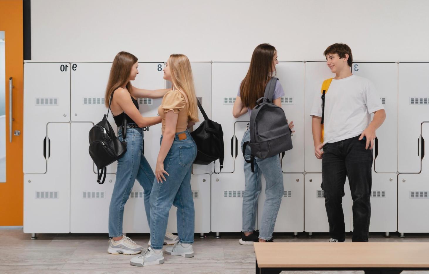 Moderne Büroräume mit Analysediagrammen