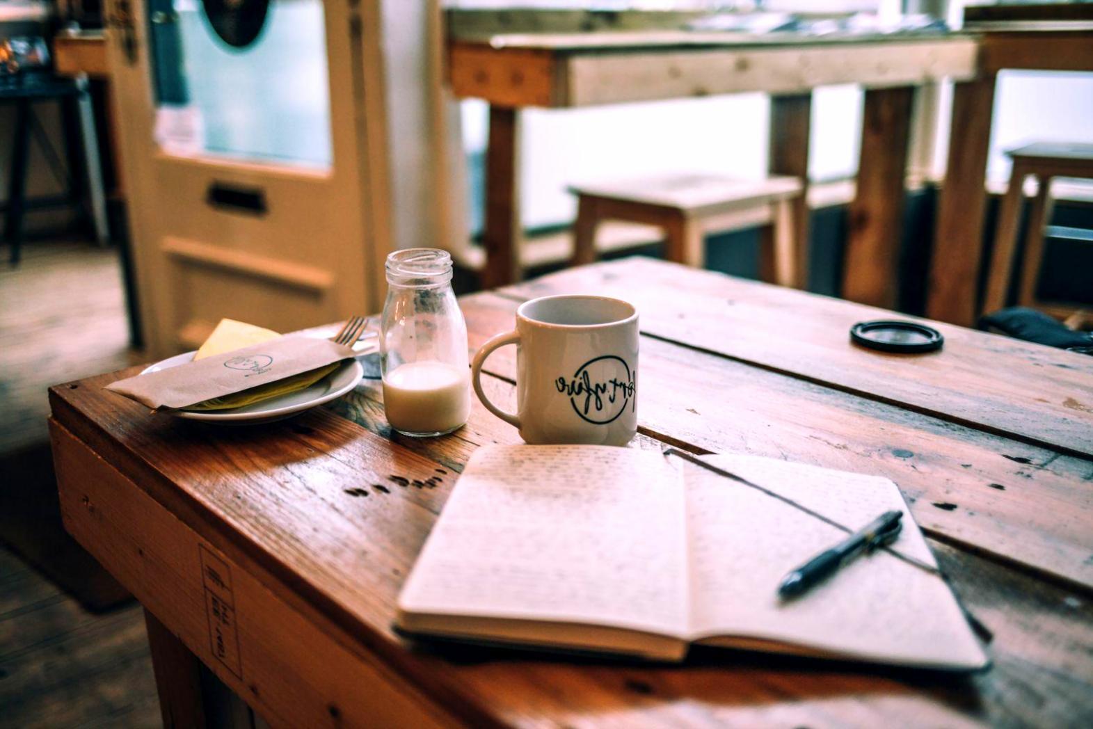 Geschäftsteam analysiert Finanzberichte und diskutiert Budgetstrategien