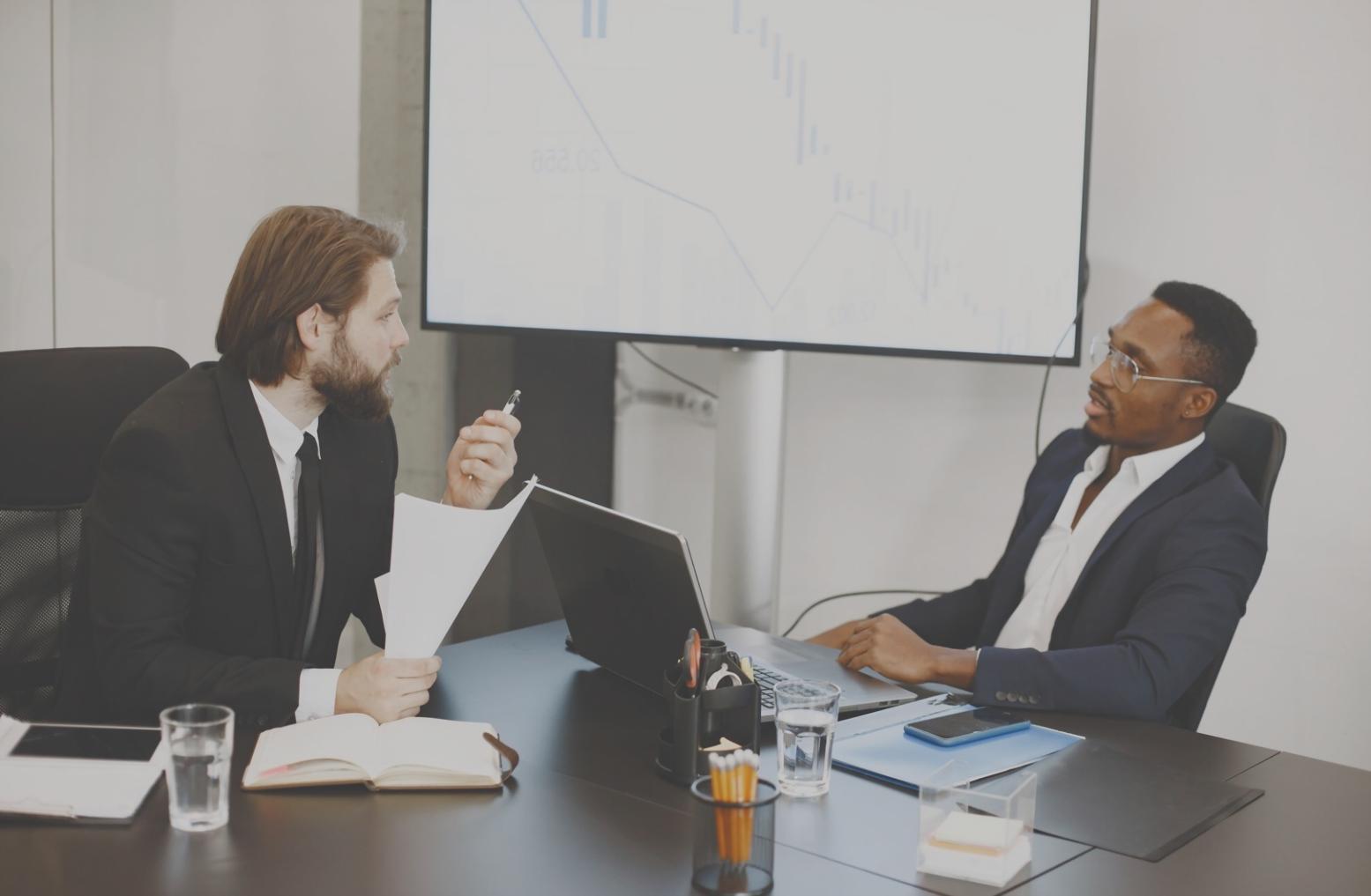 Detaillierte Finanzcharts und Prognosediagramme auf mehreren Bildschirmen