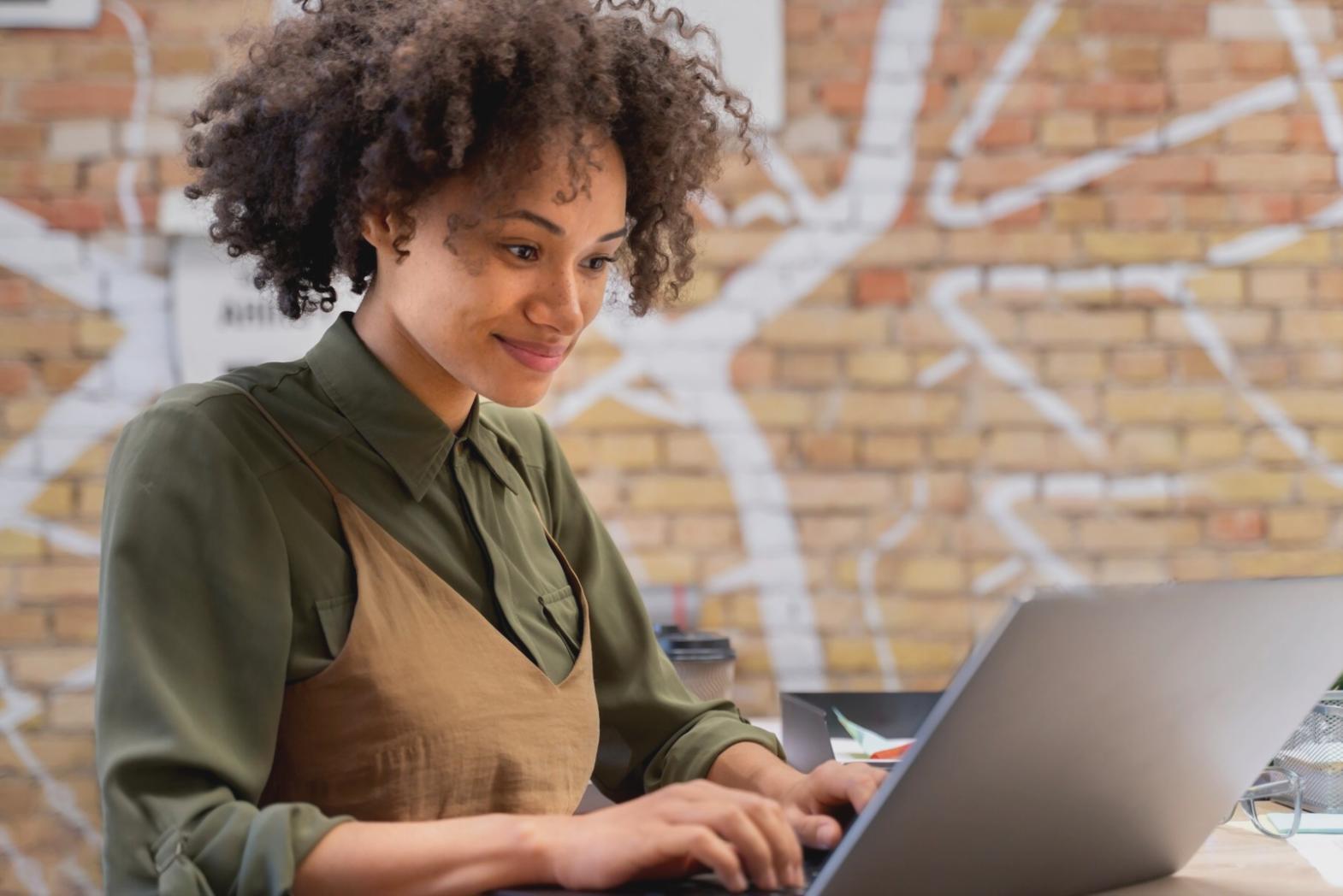 Finanzmanager präsentiert Budgetanalyse vor Führungsteam